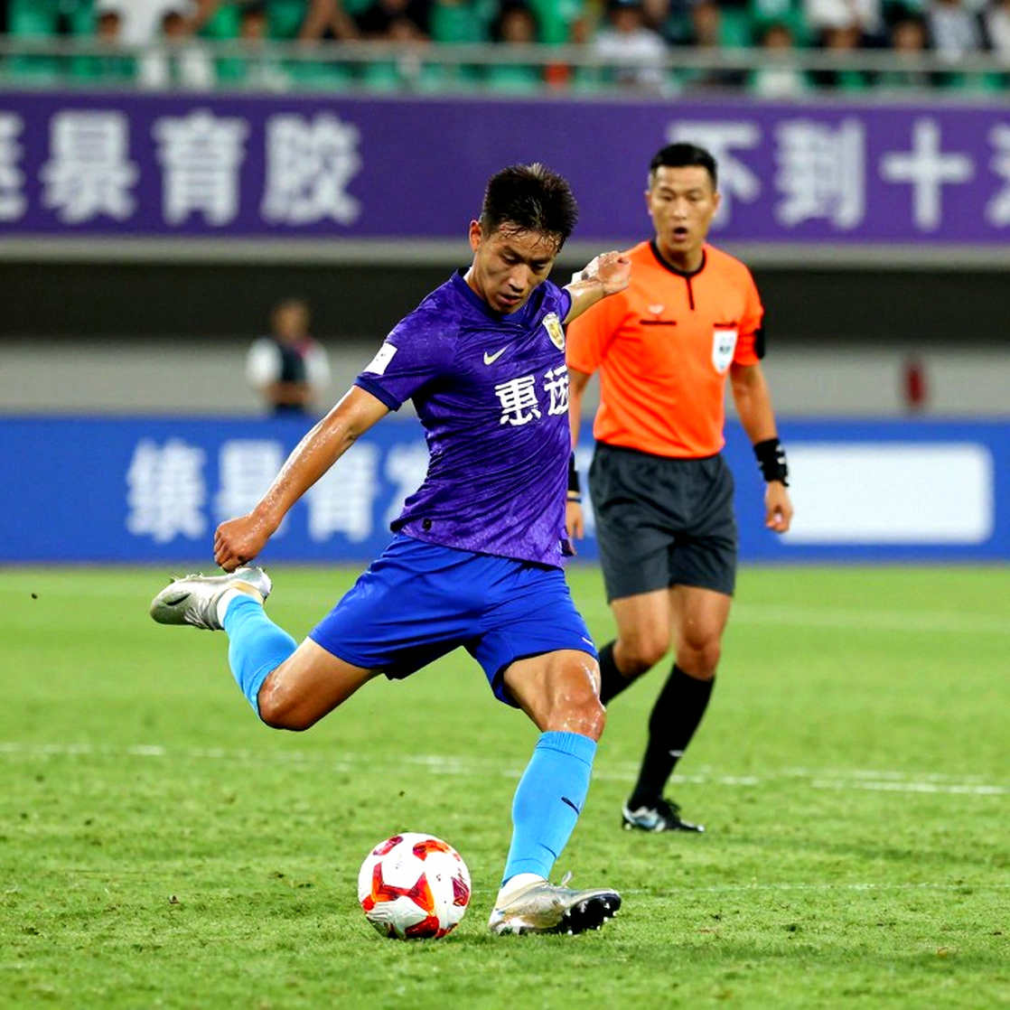 Phía sau kỳ chuyển nhượng V.League: Tiền, chấn thương và những người giữ nhịp Phía sau kỳ chuyển nhượng V.League: Tiền, chấn thương và những người giữ nhịp