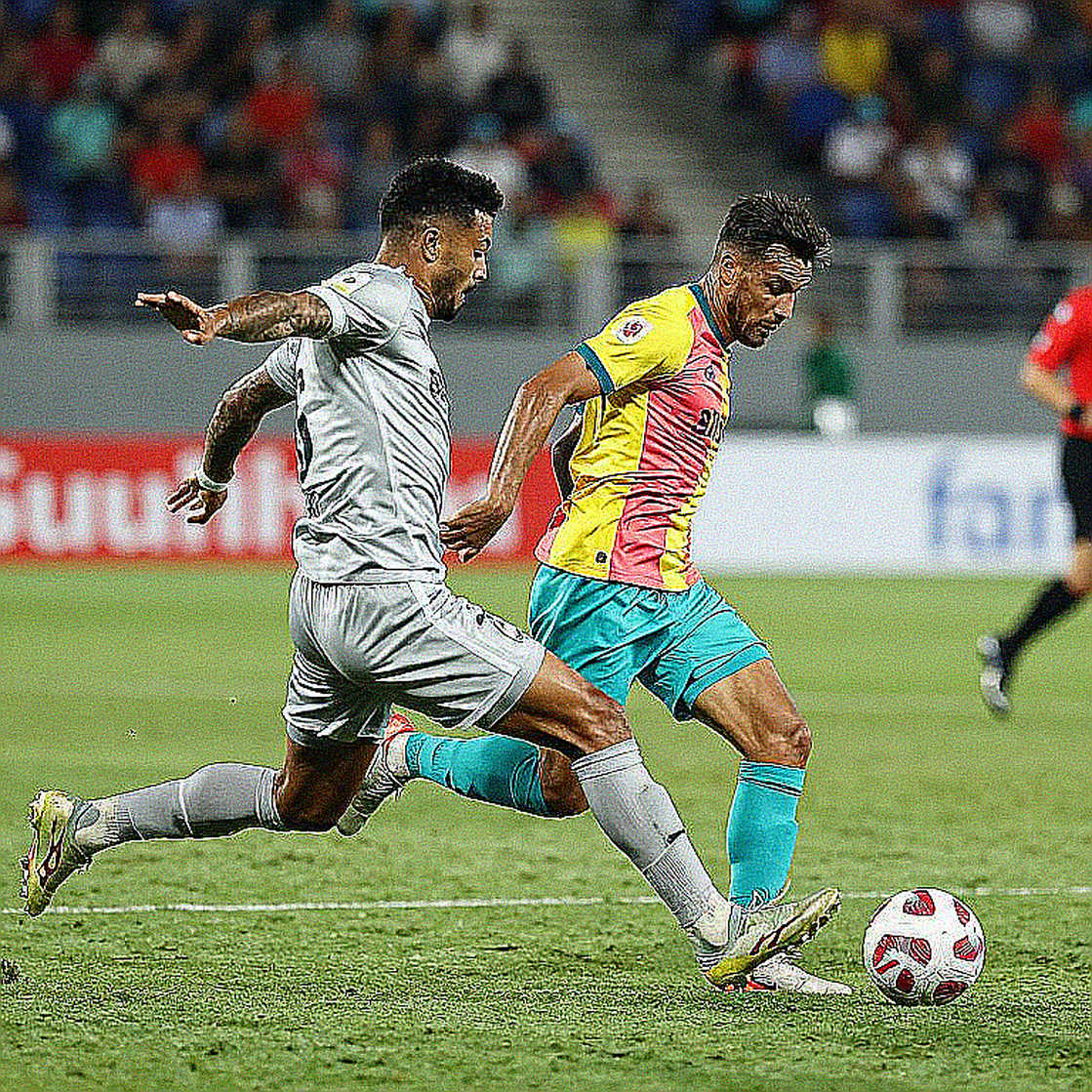 Vietnam vs Thailand in Bandung: The Space Behind the Defensive Line and the Error Named Xuan Son Vietnam vs Thailand in Bandung: The Space Behind the Defensive Line and the Error Named Xuan Son