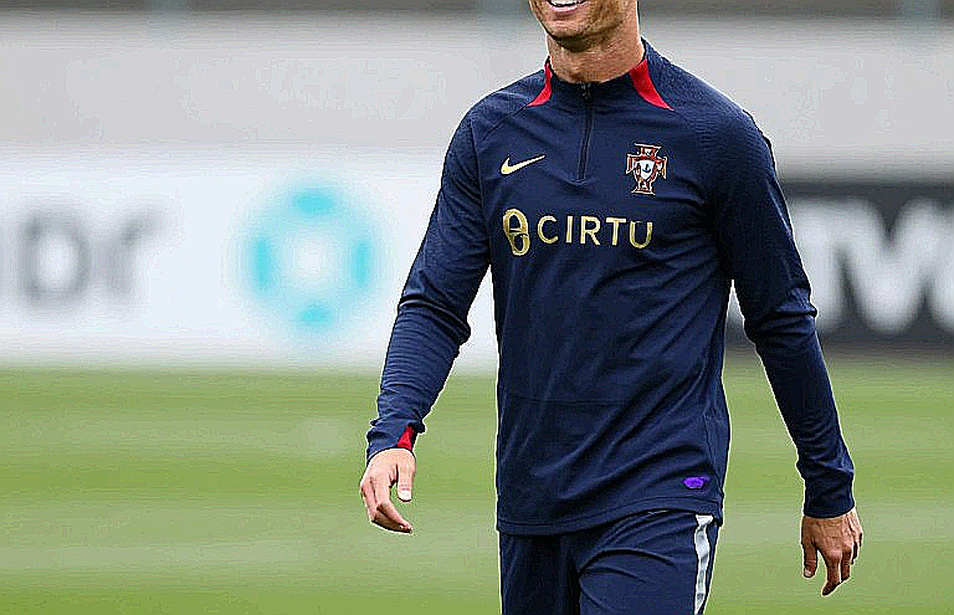 Lionel Messi hoàn tất mua CD Eldense: Huyền thoại Argentina và canh bạc ở giải hạng hai Tây Ban Nha Lionel Messi hoàn tất mua CD Eldense: Huyền thoại Argentina và canh bạc ở giải hạng hai Tây Ban Nha