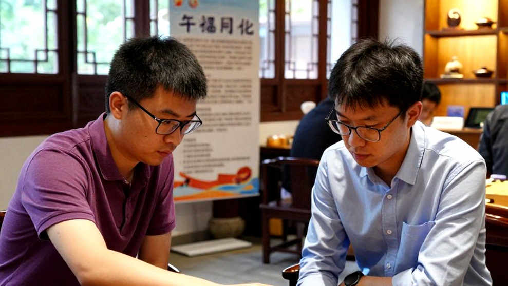 GCL 2026: Nepomniachtchi làm Carlsen khiếp sợ trước khi vượt qua Sindarov trên đồng hồ