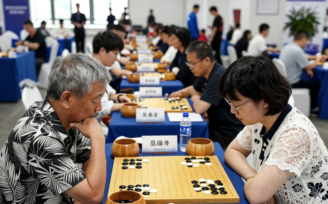 Nepo bóp nghẹt Carlsen nhưng không thắng, rồi vượt Sindarov bằng đồng hồ: GCL 2026 và những tín hiệu phức tạp